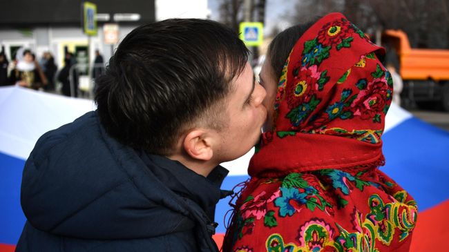 Участники праздничного шествия
