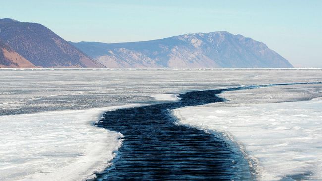 Трещина с открытой водой недалеко от острова Ольхон на Большом Байкале Трещина с открытой водой недалеко от острова Ольхон на Большом Байкале