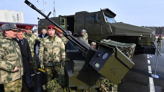 Виктор Золотов осматривает боевой дистанционно-управляемый модуль на презентации новой техники и вооружения Росгвардии. 15 марта 2019 Виктор Золотов осматривает боевой дистанционно-управляемый модуль на презентации новой техники и вооружения Росгвардии. 15 марта 2019