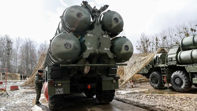 Боевые расчеты новейших зенитных ракетных систем С-400 Триумф в Калининградской области Боевые расчеты новейших зенитных ракетных систем С-400 Триумф в Калининградской области