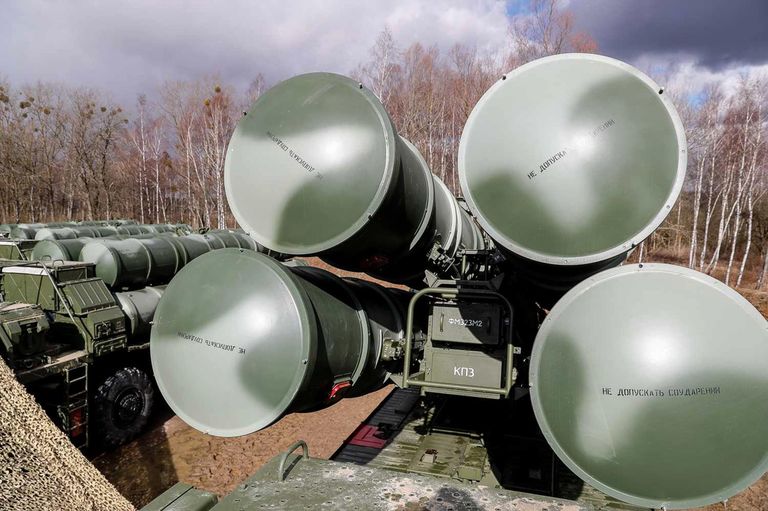 Боевые расчеты новейших зенитных ракетных систем С-400 Триумф в Калининградской области