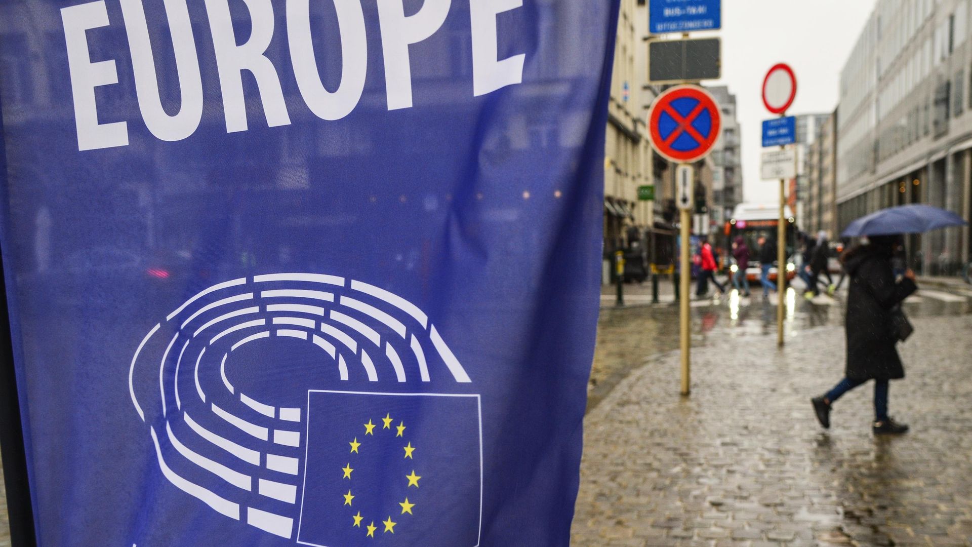 Логотип Европарламента на баннере на одной из улиц Брюсселя - РИА Новости, 1920, 03.04.2023