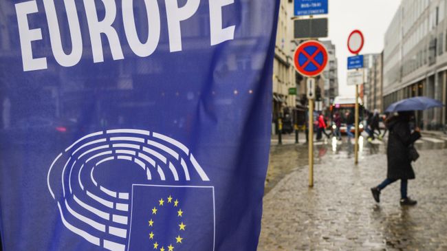 Логотип Европарламента на баннере на одной из улиц Брюсселя Логотип Европарламента на баннере на одной из улиц Брюсселя