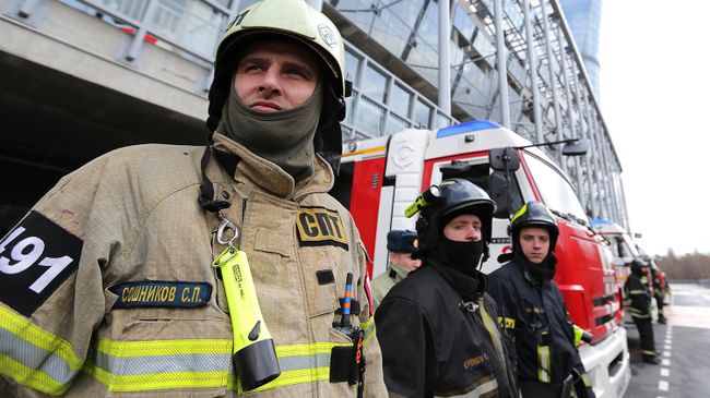 Сотрудники пожарной охраны МЧС РФ Сотрудники пожарной охраны МЧС РФ