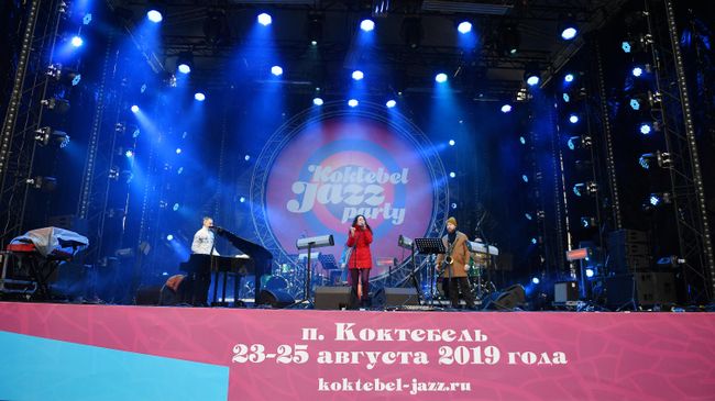 Музыканты выступают на Koktebel Jazz Party фестиваля Крымская весна в Большом Амфитеатре парка Зарядье Музыканты выступают на Koktebel Jazz Party фестиваля Крымская весна в Большом Амфитеатре парка Зарядье