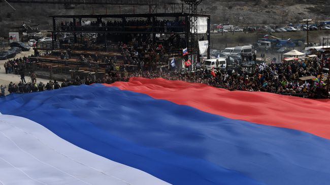 Гигантский флаг России на горе Гасфорта в Севастополе. 16 марта 2019 Гигантский флаг России на горе Гасфорта в Севастополе. 16 марта 2019