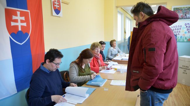 Избиратель на одном из избирательных участков во время выборов президента Словакии. 16 марта 2019 Избиратель на одном из избирательных участков во время выборов президента Словакии. 16 марта 2019