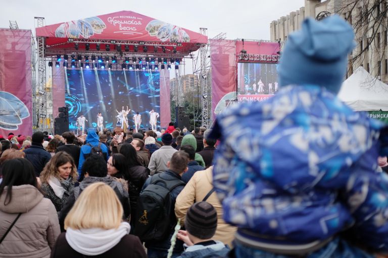 Зрители смотрят выступление артистов на фестивале Крымская весна в Краснодаре Зрители смотрят выступление артистов на фестивале Крымская весна в Краснодаре