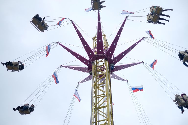 Участники фестиваля Крымская весна катаются на карусели в Краснодаре Участники фестиваля Крымская весна катаются на карусели в Краснодаре