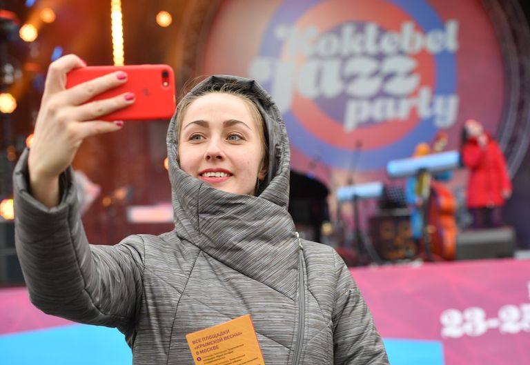 Зрительница на концерте Koktebel Jazz Party фестиваля Крымская весна в Большом Амфитеатре парка Зарядье Зрительница на концерте Koktebel Jazz Party фестиваля Крымская весна в Большом Амфитеатре парка Зарядье