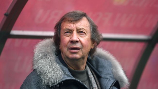 Главный тренер Локомотива Юрий Сёмин