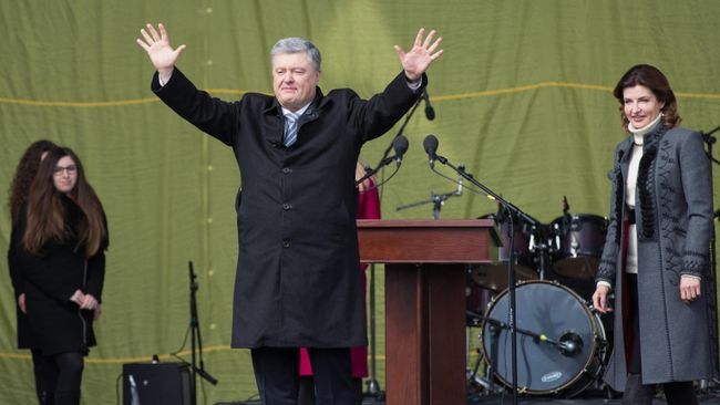 Президент Украины Петр Порошенко с супругой Мариной во время встречи с избирателями на Михайловской площади в Киеве Президент Украины Петр Порошенко с супругой Мариной во время встречи с избирателями на Михайловской площади в Киеве