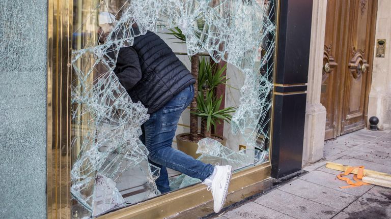 Последствия беспорядков в ходе акции желтых жилетов в Париже. 17 марта 2019