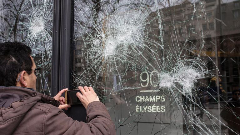 Последствия беспорядков в ходе акции желтых жилетов в Париже. 17 марта 2019