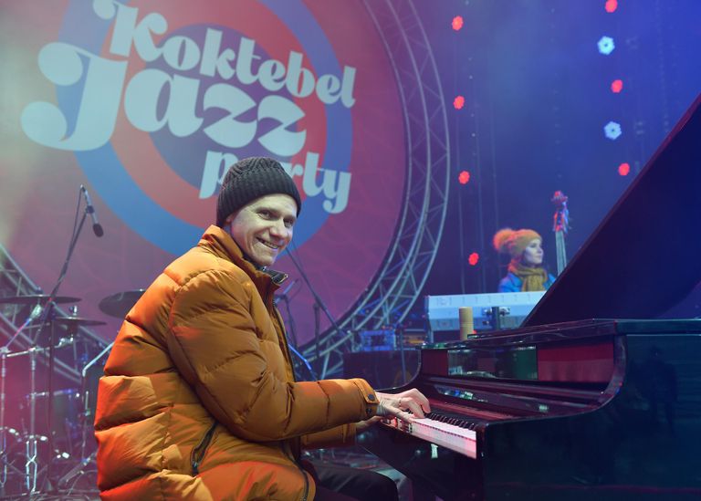 Пианист и организатор ансамбля Esh Игорь Надеждин выступает на Koktebel Jazz Party фестиваля Крымская весна Пианист и организатор ансамбля Esh Игорь Надеждин выступает на Koktebel Jazz Party фестиваля Крымская весна