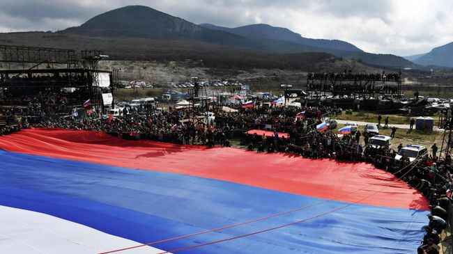 Гигантский флаг России на горе Гасфорта в Севастополе Гигантский флаг России на горе Гасфорта в Севастополе