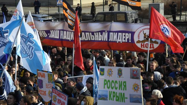 Участники митинга, посвященного 5-летию воссоединения Крыма с Россией, во Владивостоке Участники митинга, посвященного 5-летию воссоединения Крыма с Россией, во Владивостоке