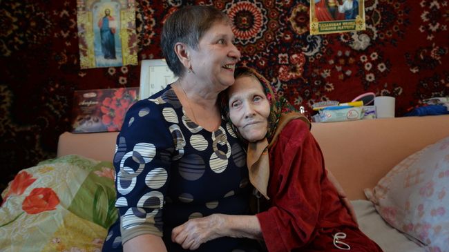 Светлана Быкова, взявшая под опеку пожилую женщину Лидию Евдокимовну Кунгурову в селе Горьковка, Тюменская область Светлана Быкова, взявшая под опеку пожилую женщину Лидию Евдокимовну Кунгурову в селе Горьковка, Тюменская область