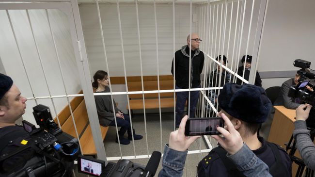 Экс-директор компании Парк-отель Сямозеро Елена Решетова и бывший заместитель директора компании Парк-отель Сямозеро Вадим Виноградов во время оглашения приговора Экс-директор компании Парк-отель Сямозеро Елена Решетова и бывший заместитель директора компании Парк-отель Сямозеро Вадим Виноградов во время оглашения приговора