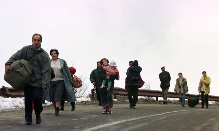 Беженцы из города Печ двигаются в сторону черногорской границы. 29 марта 1999 Беженцы из города Печ двигаются в сторону черногорской границы. 29 марта 1999
