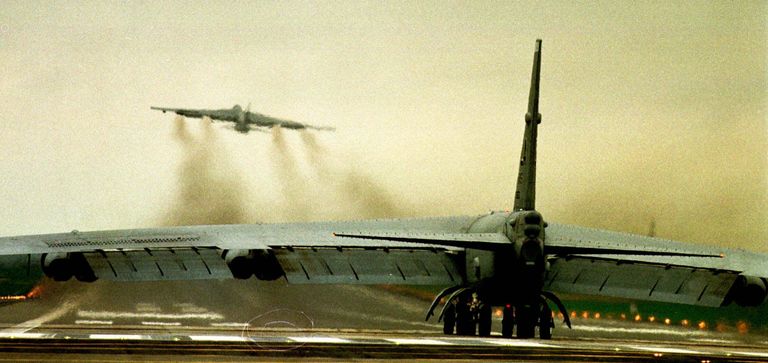 Бомбардировщик ВВС США В52 на авиабазе в Фэрфорде. 29 марта 1999 Бомбардировщик ВВС США В52 на авиабазе в Фэрфорде. 29 марта 1999