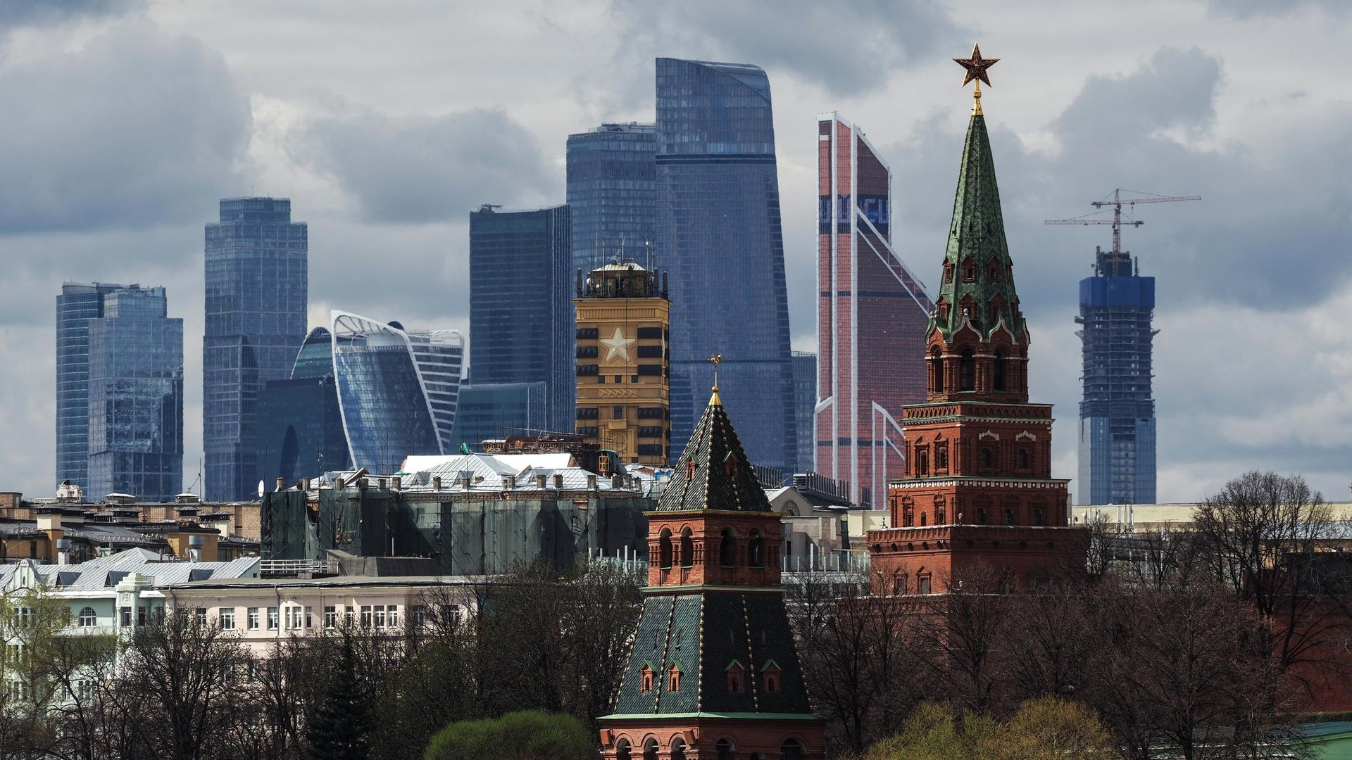 Вид на башни московского Кремля и на Московский международный деловой центр Москва-Сити Вид на башни московского Кремля и на Московский международный деловой центр Москва-Сити - РИА Новости, 1920, 04.04.2022