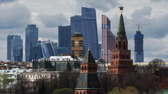 Вид на башни московского Кремля и на Московский международный деловой центр Москва-Сити Вид на башни московского Кремля и на Московский международный деловой центр Москва-Сити