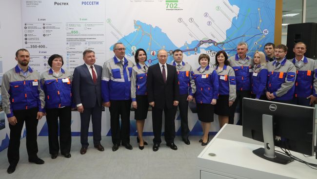 Президент РФ Владимир Путин и сотрудники Балаклавской ТЭС. 18 марта 2019 Президент РФ Владимир Путин и сотрудники Балаклавской ТЭС. 18 марта 2019