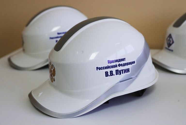 Каска для президента РФ Владимира Путина перед церемонией ввода в эксплуатацию Балаклавской ТЭС