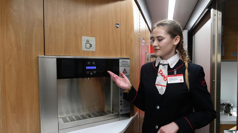 Проводница в модернизированном плацкартном вагоне Проводница в модернизированном плацкартном вагоне