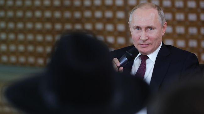Президент РФ Владимир Путин во время встречи с представителями общественности Республики Крым и Севастополя