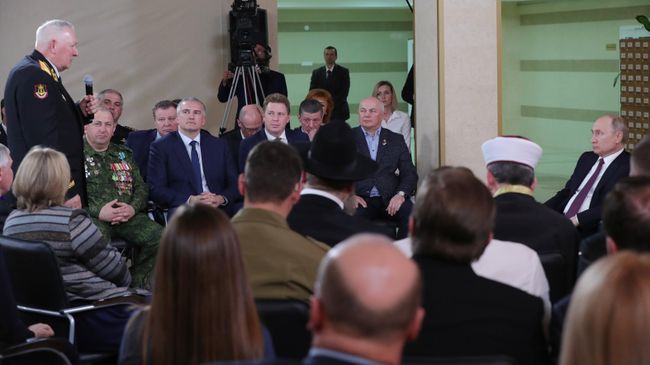 Президент РФ Владимир Путин во время встречи с представителями общественности Республики Крым и Севастополя Президент РФ Владимир Путин во время встречи с представителями общественности Республики Крым и Севастополя