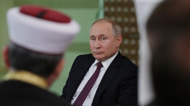 Президент РФ Владимир Путин во время встречи с представителями общественности Республики Крым и Севастополя