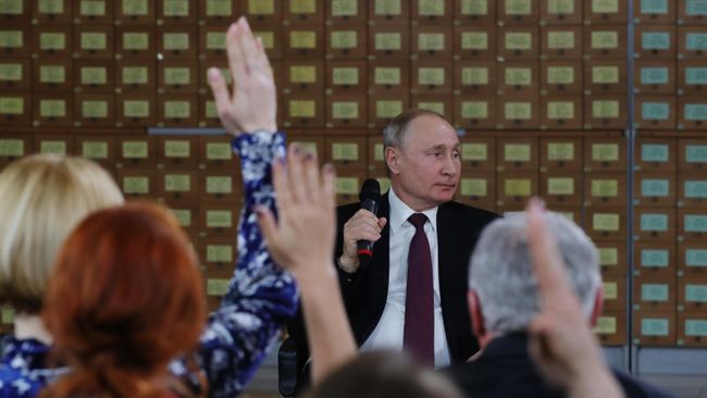 Президент РФ Владимир Путин во время встречи с представителями общественности Республики Крым и Севастополя