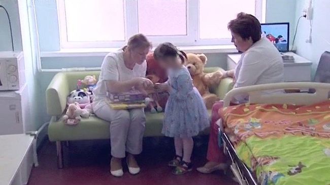 Госпитализированная в детскую клиническую больницу им. З.Башляевой девочка, найденная в захламленной квартире на Ленинградском шоссе. Скриншот с видео Госпитализированная в детскую клиническую больницу им. З.Башляевой девочка, найденная в захламленной квартире на Ленинградском шоссе. Скриншот с видео