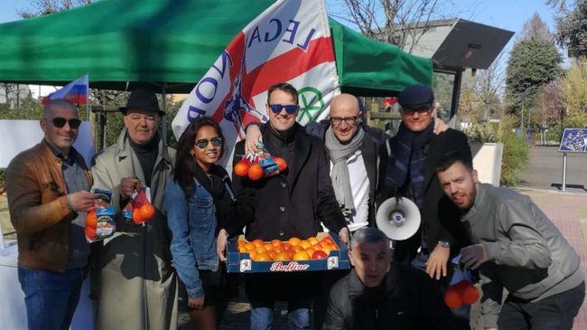 Участники акции протеста против санкций в Милане, Италия Участники акции протеста против санкций в Милане, Италия
