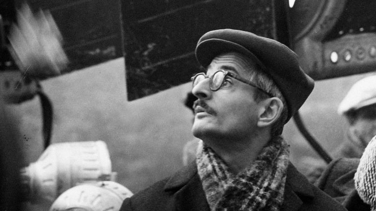 Режиссер Марлен Хуциев на съемках фильма Июльский дождь Режиссер Марлен Хуциев на съемках фильма Июльский дождь