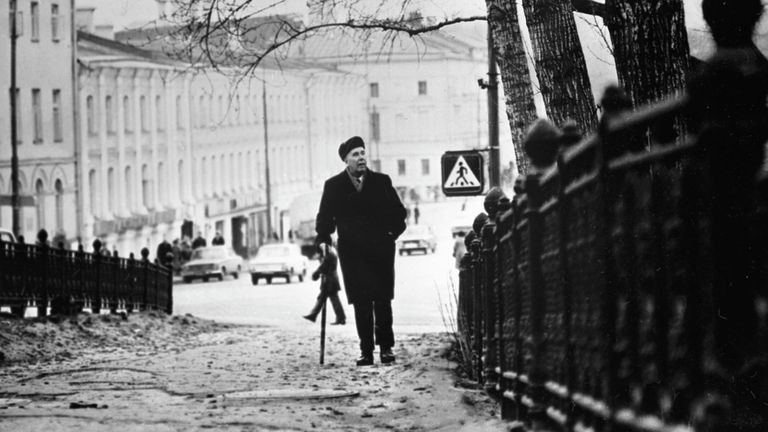 Народный артист СССР Ростислав Плятт в роли тестя на съемках фильма Послесловие режиссера Марлена Хуциева Народный артист СССР Ростислав Плятт в роли тестя на съемках фильма Послесловие режиссера Марлена Хуциева