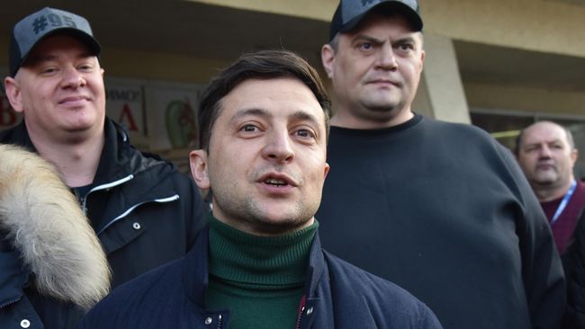 Кандидат в президенты Украины Владимир Зеленский во время общения с участниками митинга своих противников во Львове Кандидат в президенты Украины Владимир Зеленский во время общения с участниками митинга своих противников во Львове