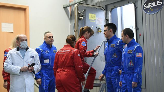 Участники эксперимента по моделированию полета на Луну SIRIUS-19. Архивное фото Участники эксперимента по моделированию полета на Луну SIRIUS-19. Архивное фото