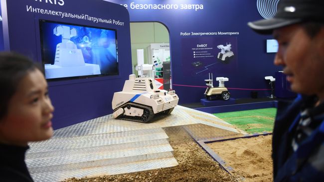 Интеллектуальный патрульный робот Atris и робот для контроля электросетей Embot на международной выставке Securika Moscow в Москве Интеллектуальный патрульный робот Atris и робот для контроля электросетей Embot на международной выставке Securika Moscow в Москве