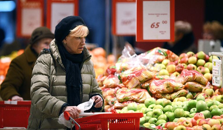 Очень важно, чтобы в день человек съедал не менее 400 граммов овощей и фруктов – разноцветных и свежих. 