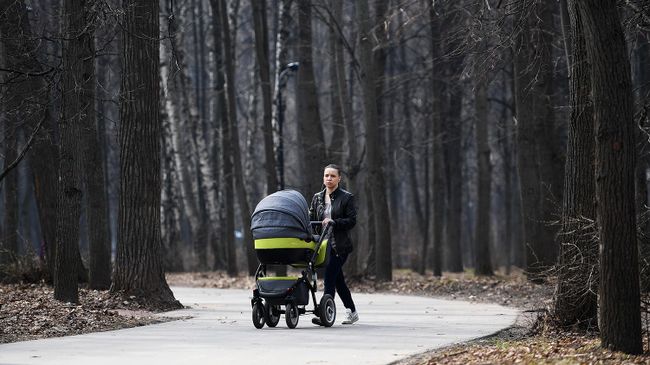 Девушка с ребенком во время прогулки Девушка с ребенком во время прогулки