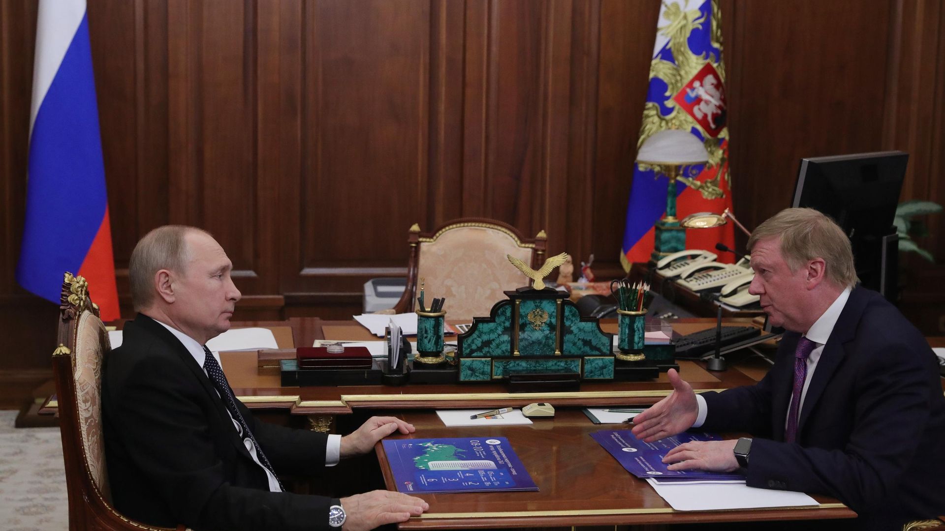 Президент РФ Владимир Путин и председатель правления ООО УК Роснано Анатолий Чубайс во время встречи Президент РФ Владимир Путин и председатель правления ООО УК Роснано Анатолий Чубайс во время встречи - РИА Новости, 1920, 03.12.2020