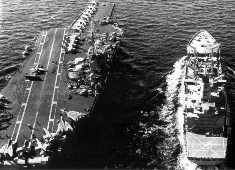 Американский авианосец USS Kitty Hawk на фото российских летчиков, сделанных с борта Су-24МР