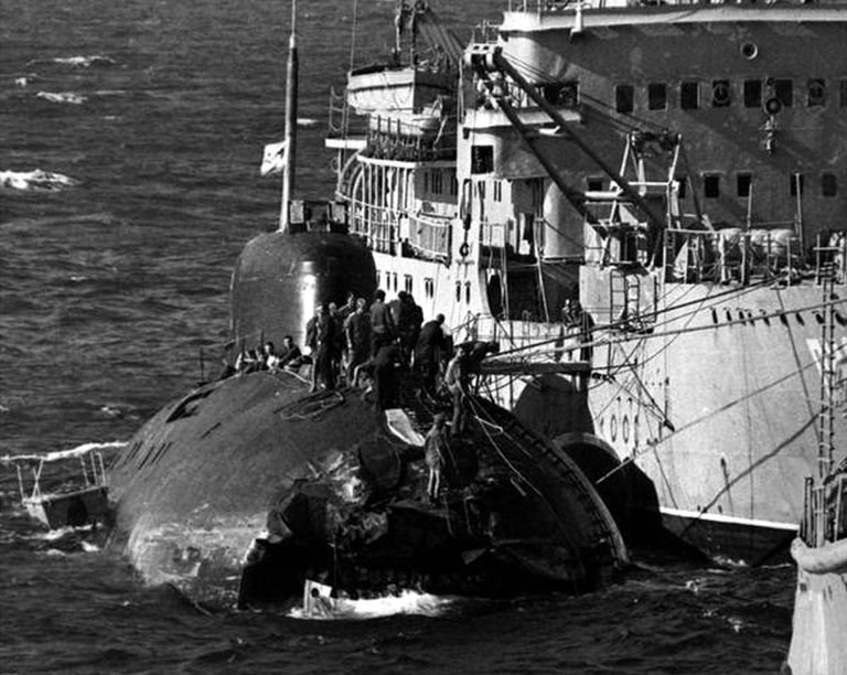 Советская подлодка К–314 после столкновения с американским авианосцем USS Kitty Hawk