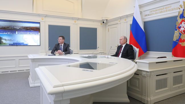 Президент РФ Владимир Путин и министр энергетики РФ Александр Новак на церемонии в режиме телемоста полномасштабного освоения Харасавэйского газового месторождения. 20 марта 2019 Президент РФ Владимир Путин и министр энергетики РФ Александр Новак на церемонии в режиме телемоста полномасштабного освоения Харасавэйского газового месторождения. 20 марта 2019