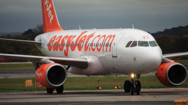 Самолет авиакомпании EasyJet в аэропорту Манчестера Самолет авиакомпании EasyJet в аэропорту Манчестера