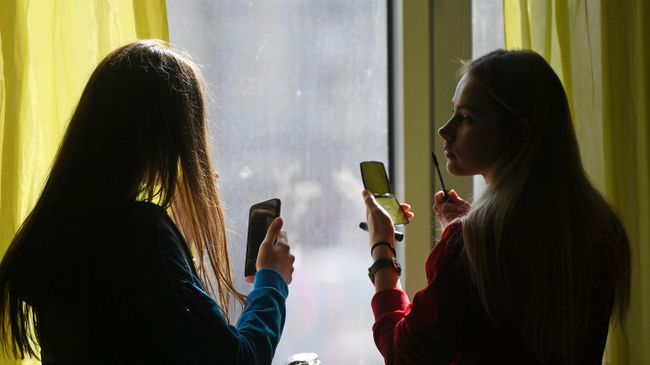 Психолог рассказала, когда увлечение ребенка косметикой становится опасным