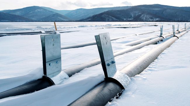 Трубы для закачки воды завода ООО Аквасиб на льду Байкала в поселке Култук Трубы для закачки воды завода ООО Аквасиб на льду Байкала в поселке Култук